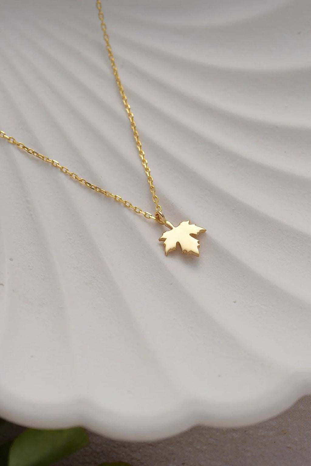 14K Gold Maple Leaf Necklace, Nature Inspired Gold Pendant, Dainty Leaf Chain Necklace, Botanical Jewelry, Elegant Gift for Women