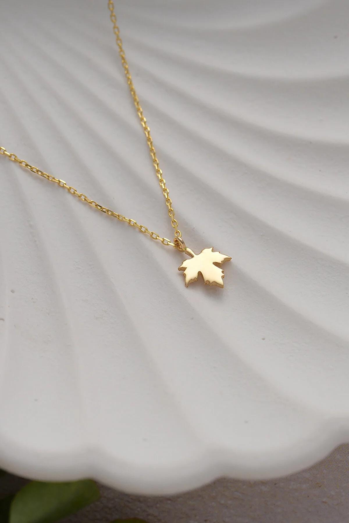 14K Gold Maple Leaf Necklace, Nature Inspired Gold Pendant, Dainty Leaf Chain Necklace, Botanical Jewelry, Elegant Gift for Women