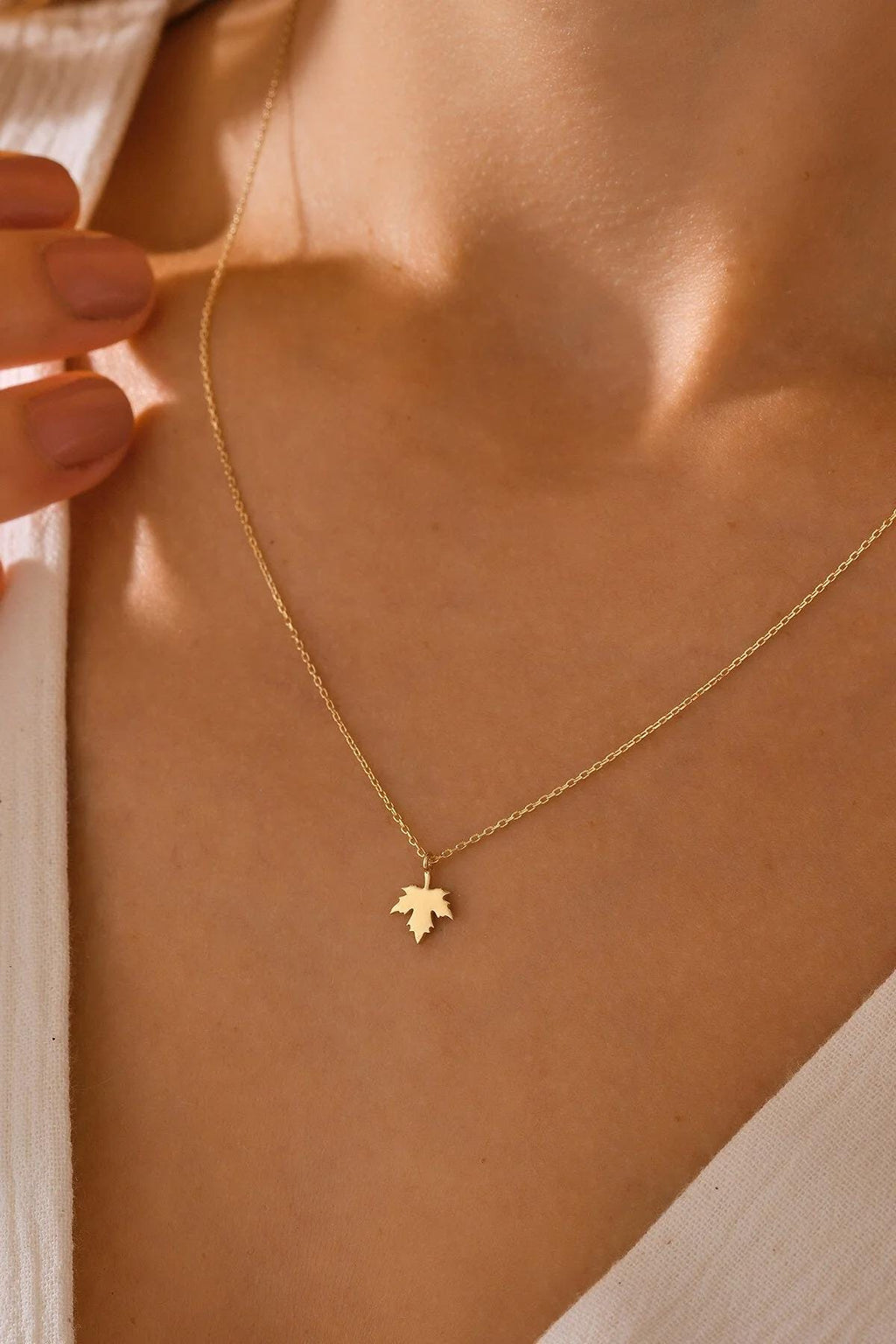 14K Gold Maple Leaf Necklace, Nature Inspired Gold Pendant, Dainty Leaf Chain Necklace, Botanical Jewelry, Elegant Gift for Women