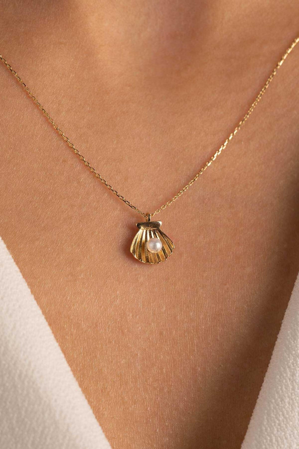 14K Gold Pearl Shell Necklace, Seashell Pendant Jewelry, Dainty Coastal Gold Necklace, Beach-Inspired Layering Jewelry, Gift for Women