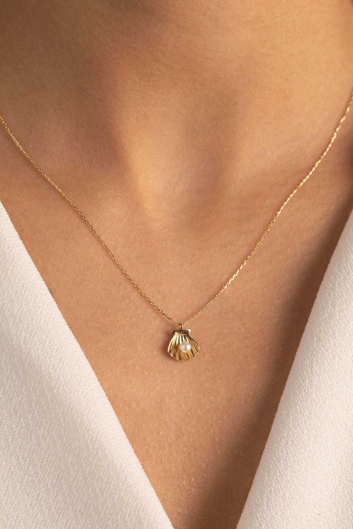 14K Gold Pearl Shell Necklace, Seashell Pendant Jewelry, Dainty Coastal Gold Necklace, Beach-Inspired Layering Jewelry, Gift for Women
