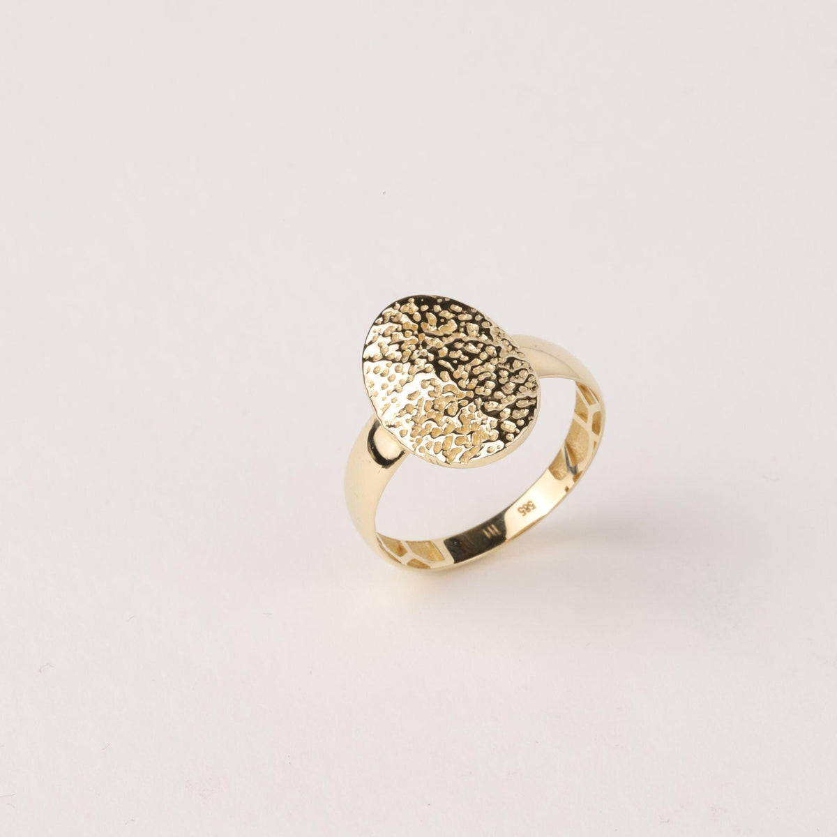 14K Gold Hammered Oval Ring, Textured Signet Style Ring, Dainty Statement Jewelry, Minimalist Everyday Ring, Elegant Gift for Women