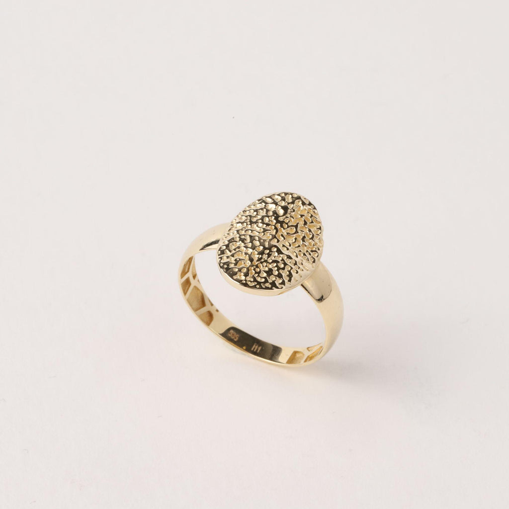 14K Gold Hammered Oval Ring, Textured Signet Style Ring, Dainty Statement Jewelry, Minimalist Everyday Ring, Elegant Gift for Women