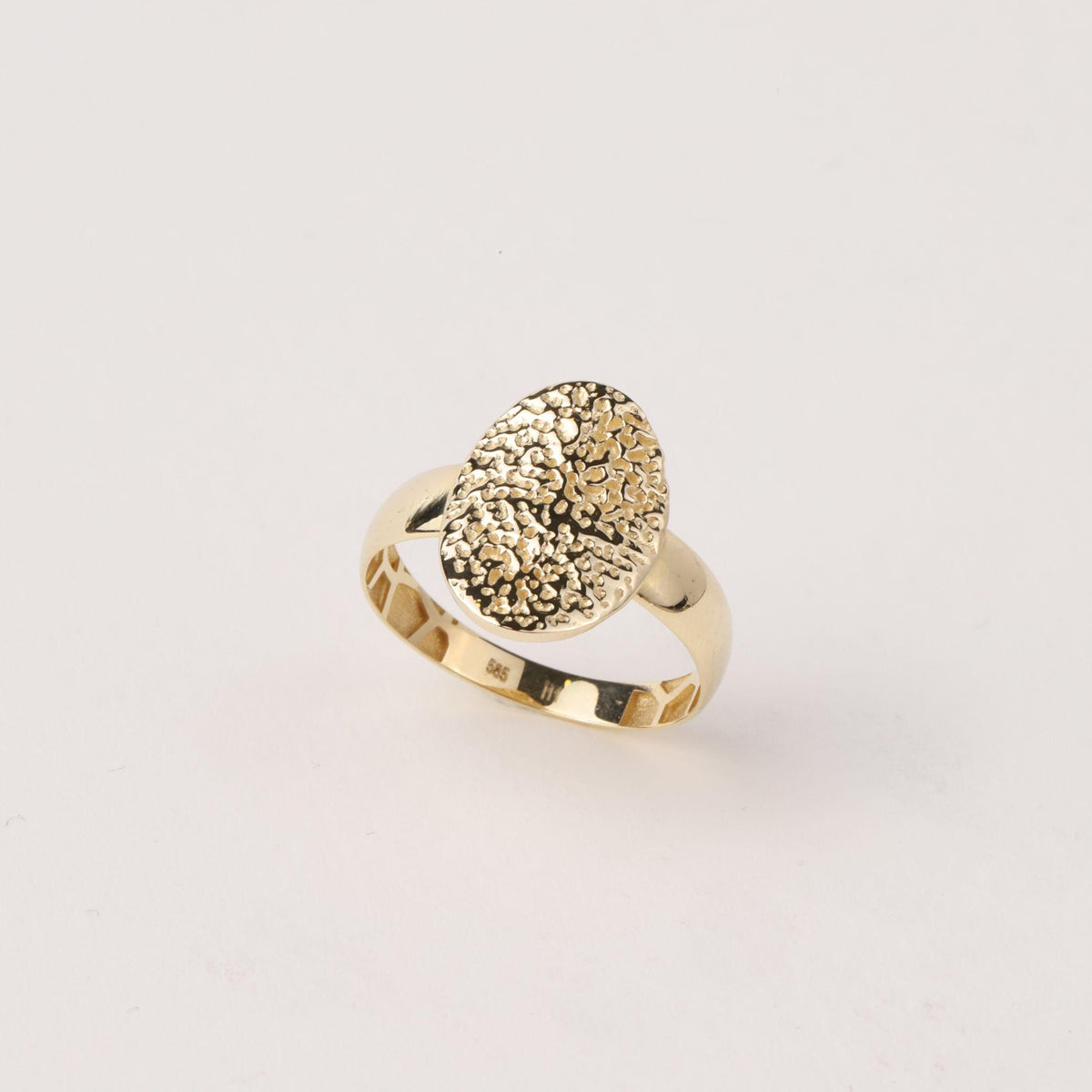 14K Gold Hammered Oval Ring, Textured Signet Style Ring, Dainty Statement Jewelry, Minimalist Everyday Ring, Elegant Gift for Women