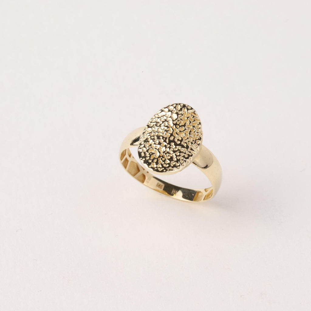 14K Gold Hammered Oval Ring, Textured Signet Style Ring, Dainty Statement Jewelry, Minimalist Everyday Ring, Elegant Gift for Women