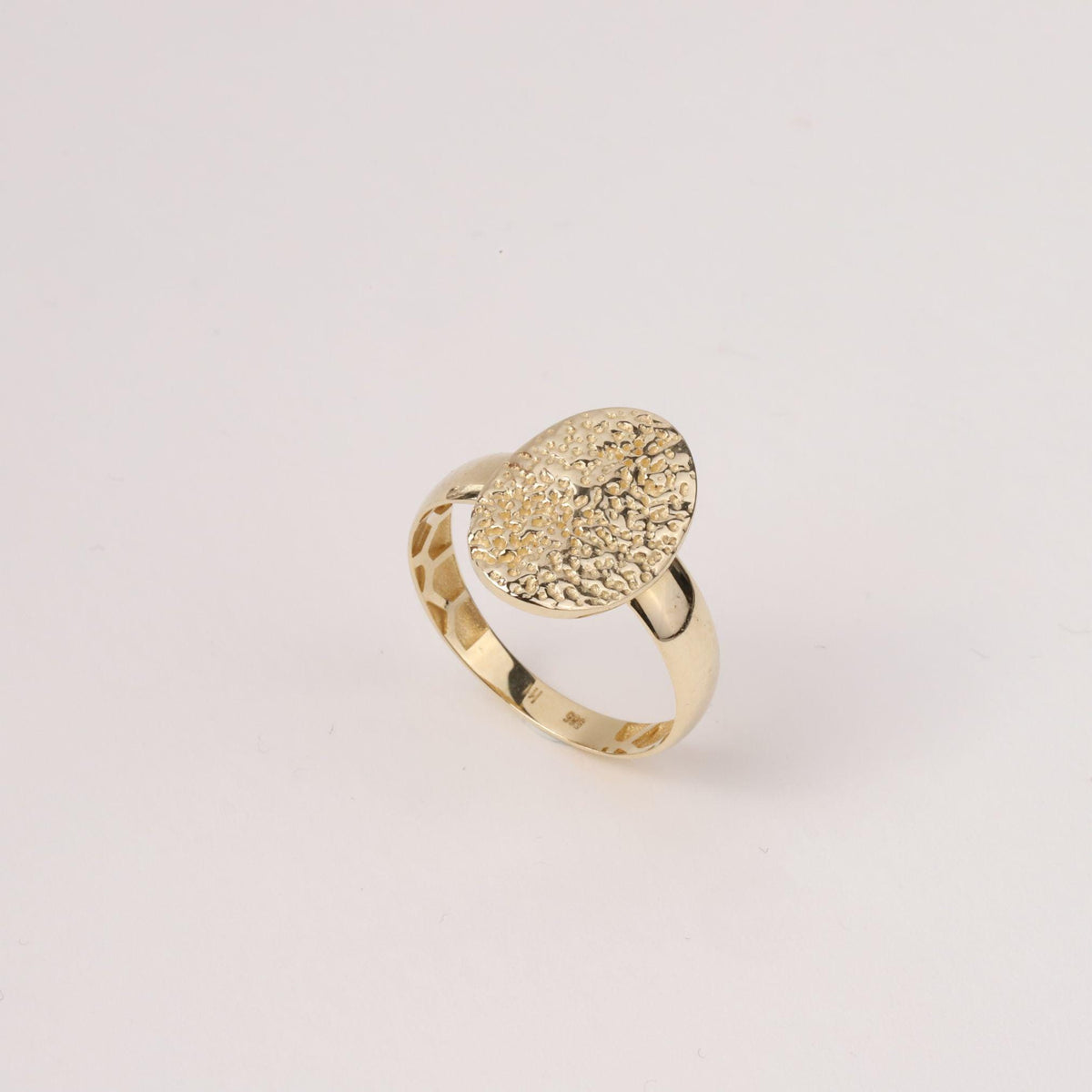 14K Gold Hammered Oval Ring, Textured Signet Style Ring, Dainty Statement Jewelry, Minimalist Everyday Ring, Elegant Gift for Women