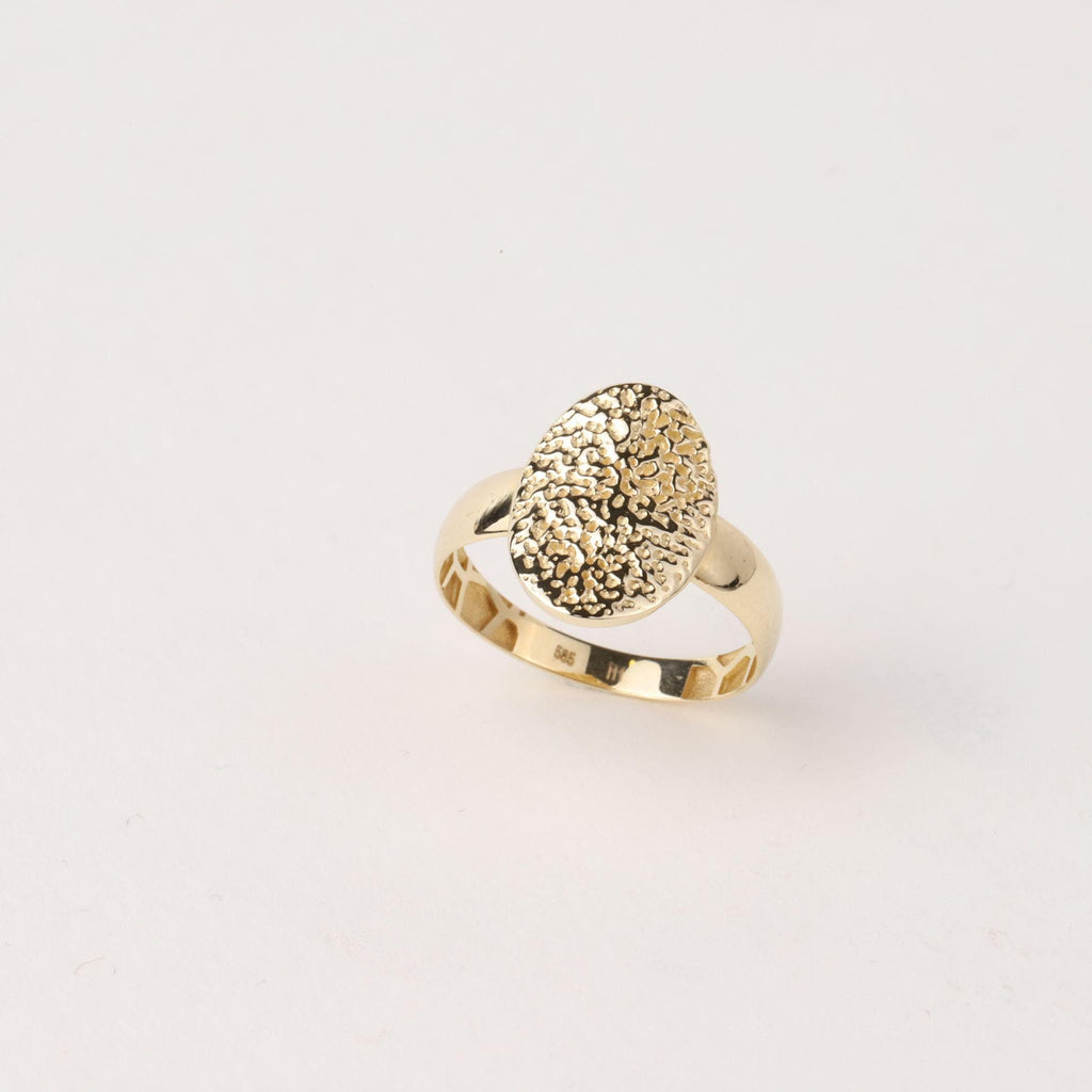 14K Gold Hammered Oval Ring, Textured Signet Style Ring, Dainty Statement Jewelry, Minimalist Everyday Ring, Elegant Gift for Women