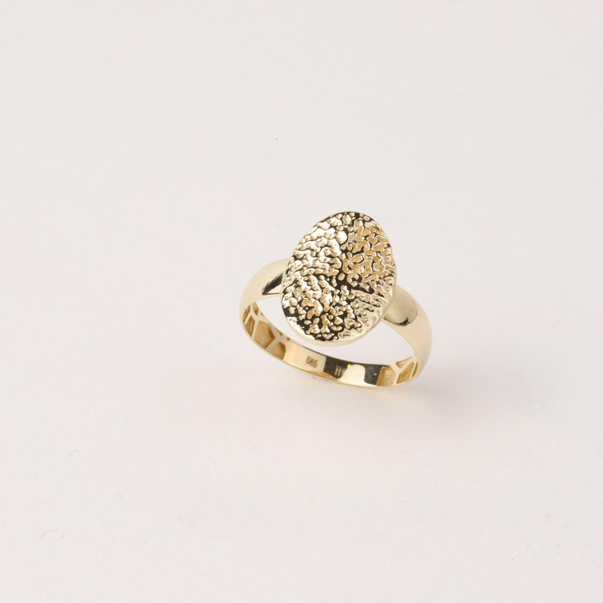 14K Gold Hammered Oval Ring, Textured Signet Style Ring, Dainty Statement Jewelry, Minimalist Everyday Ring, Elegant Gift for Women