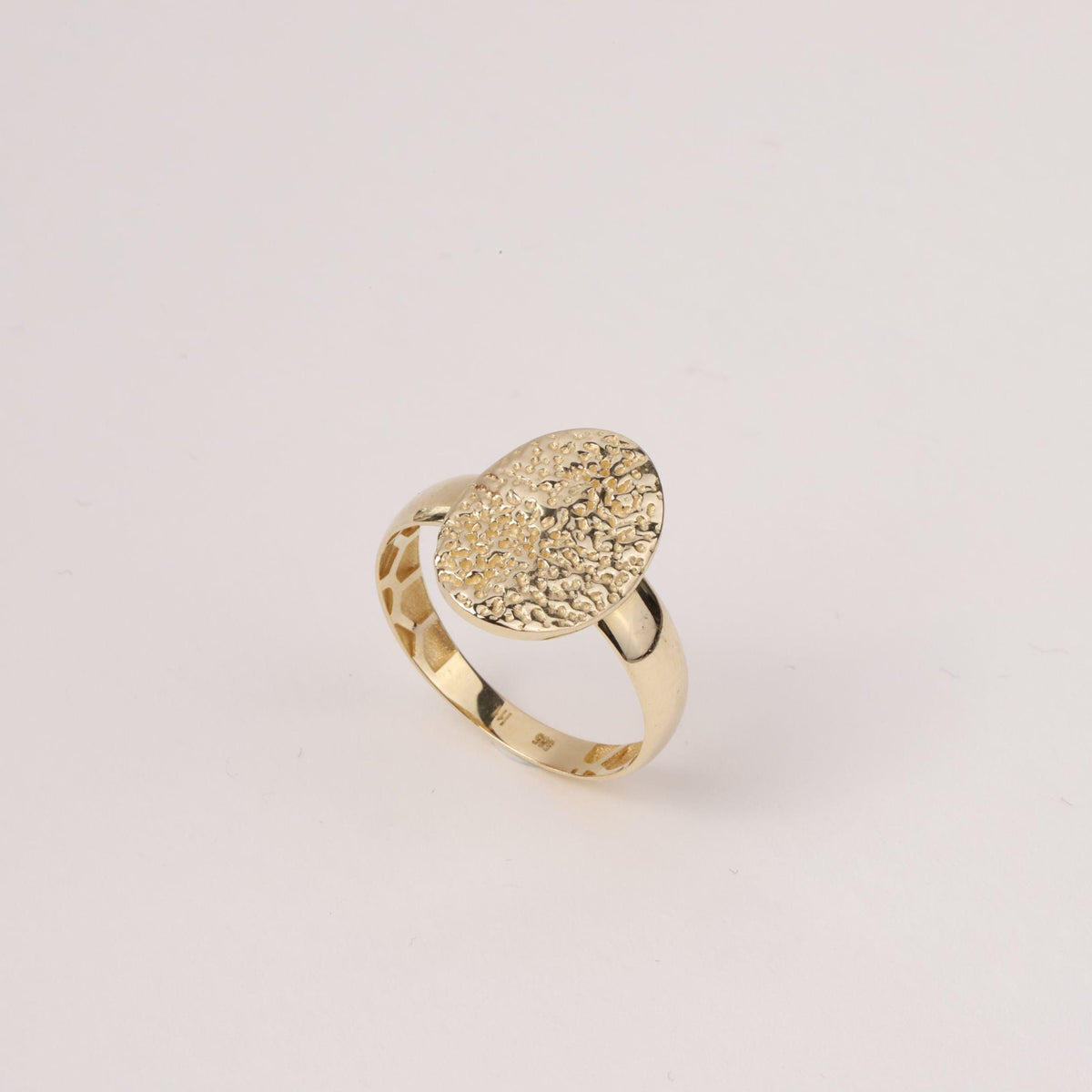 14K Gold Hammered Oval Ring, Textured Signet Style Ring, Dainty Statement Jewelry, Minimalist Everyday Ring, Elegant Gift for Women