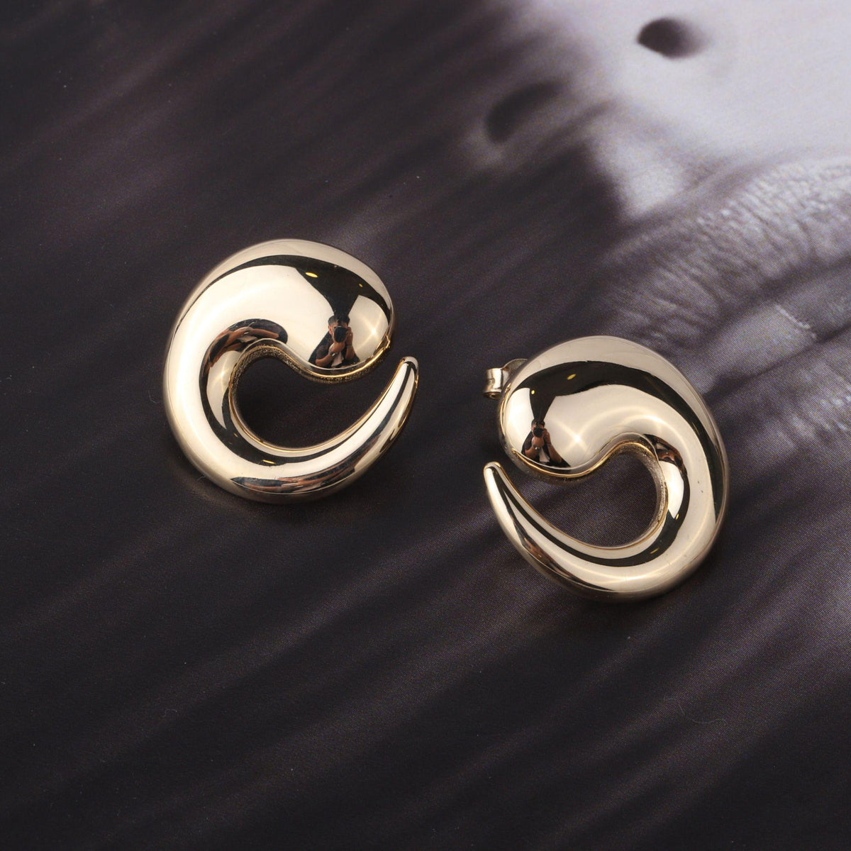 14K Gold Swirl Stud Earrings, Crescent Wave Studs, Sculptural Statement Earrings, Modern Everyday Jewelry, Elegant Gift for Women