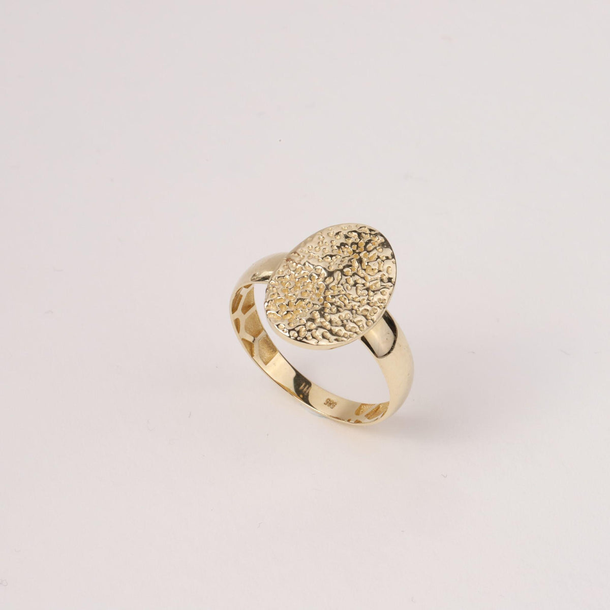 14K Gold Hammered Oval Ring, Textured Signet Style Ring, Dainty Statement Jewelry, Minimalist Everyday Ring, Elegant Gift for Women