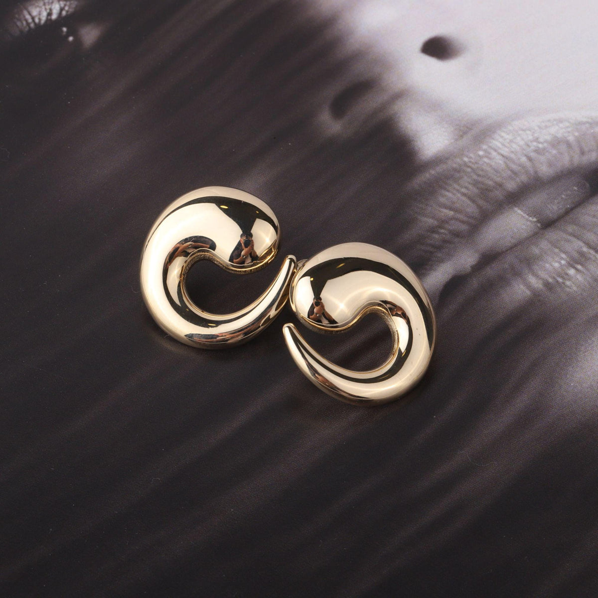 14K Gold Swirl Stud Earrings, Crescent Wave Studs, Sculptural Statement Earrings, Modern Everyday Jewelry, Elegant Gift for Women